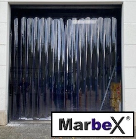 Transparenter PVC-Streifenvorhang in einer Lagerhalle