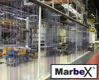 Transparenter Industrievorhang aus PVC-Lamellen in einer Produktion