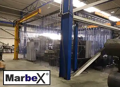 Montage eines transparenten Marbex PVC-Industrievorhangs